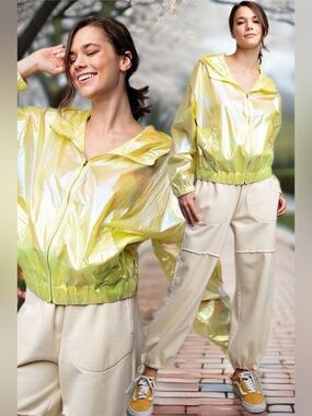 Easel | Hopeful Sunshine Iridescent Yellow Rain Jacket Windbreaker New Small NWT
